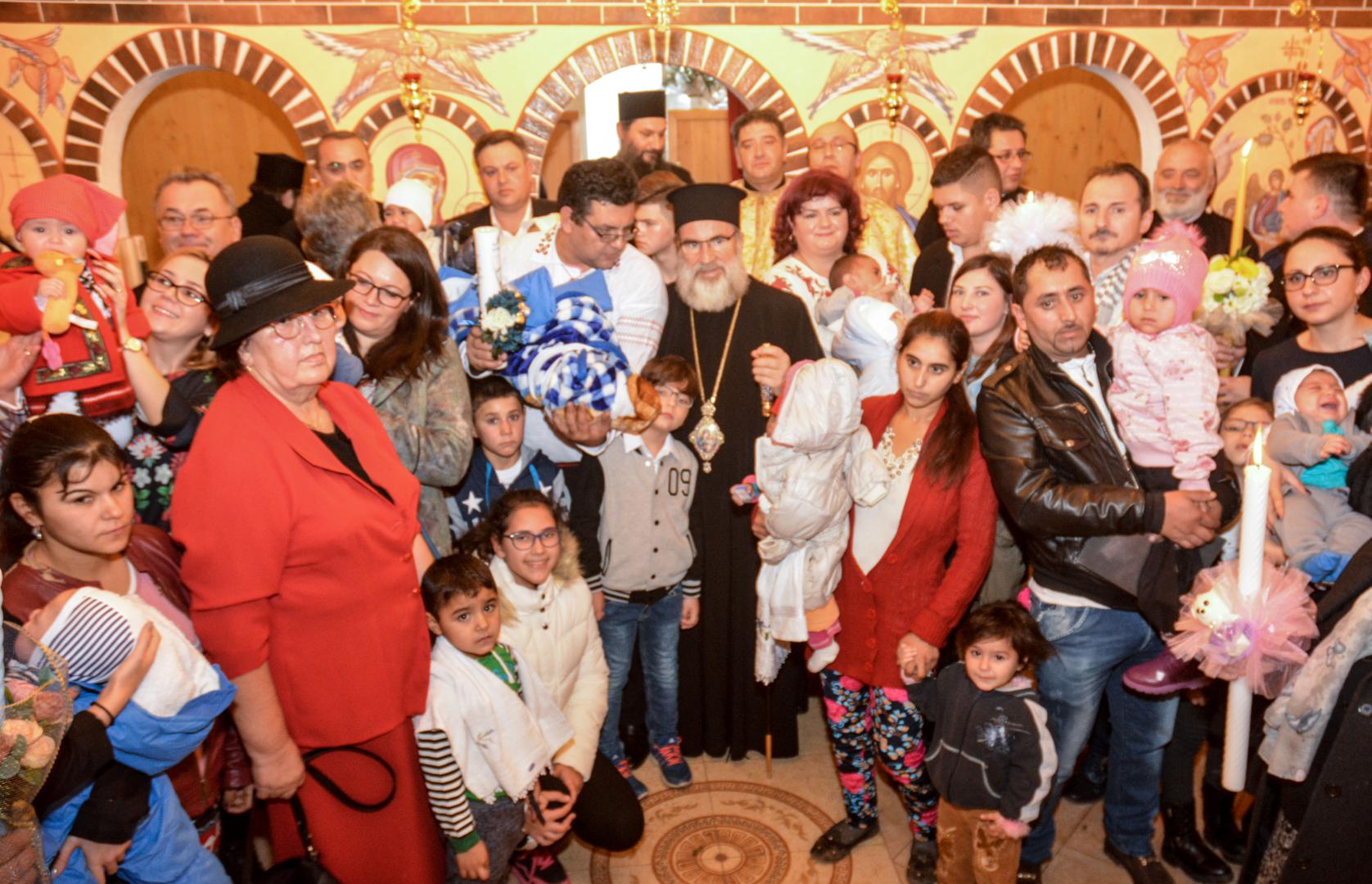 IPS Arhiepiscop Ioachim a botezat 25 de copii în Poiana Negustorului