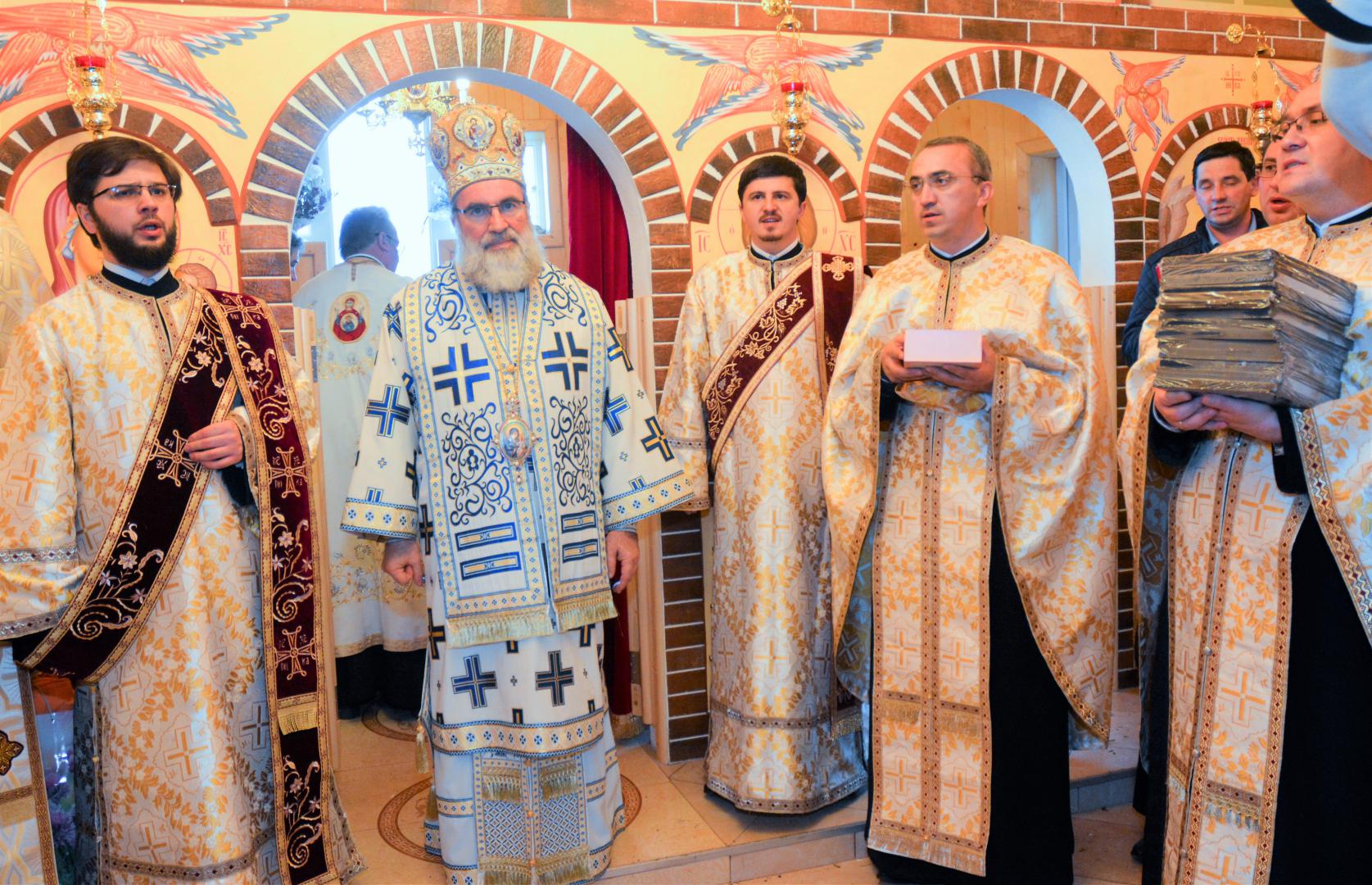 IPS Arhiepiscop Ioachim a botezat 25 de copii în Poiana Negustorului