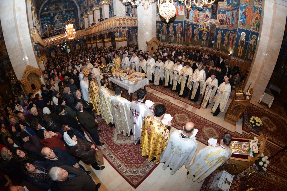 Sfântul Ierarh Nectarie, cinstit de mii de pelerini la Iaşi