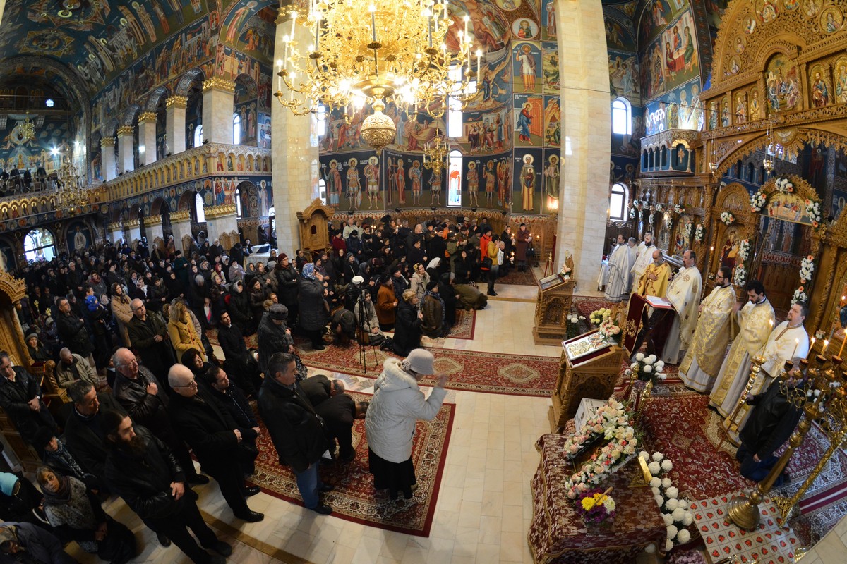 Sfântul Ierarh Nectarie, cinstit de mii de pelerini la Iaşi