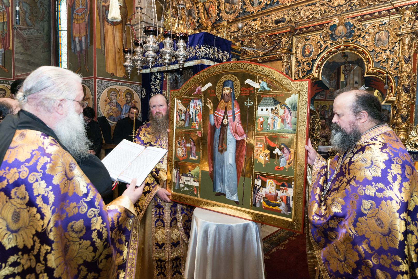 Icoana Sfântului Iacov Putneanul a fost sfinţită şi aşezată în baldachinul cu sfintele sale moaşte