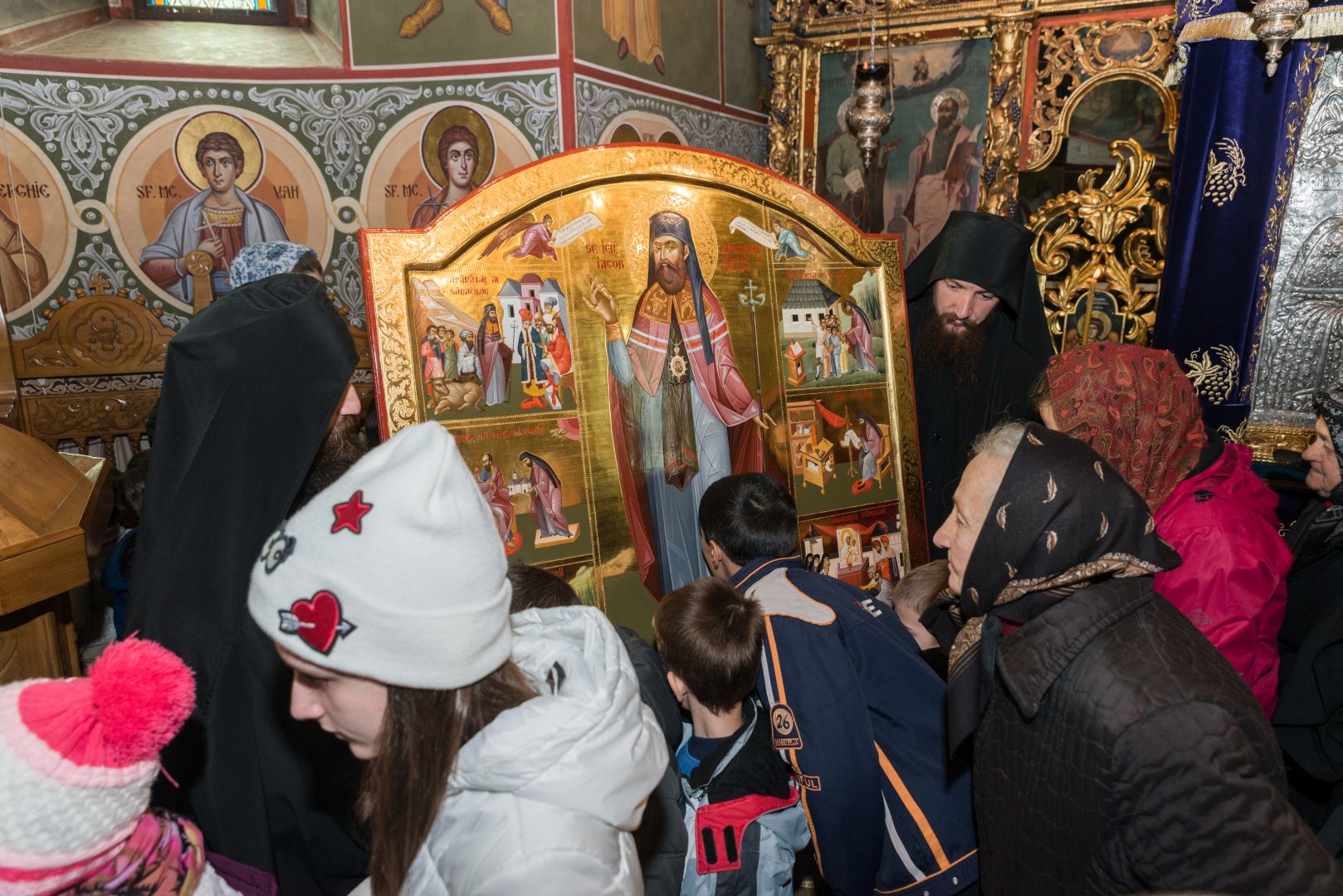 Icoana Sfântului Iacov Putneanul a fost sfinţită şi aşezată în baldachinul cu sfintele sale moaşte