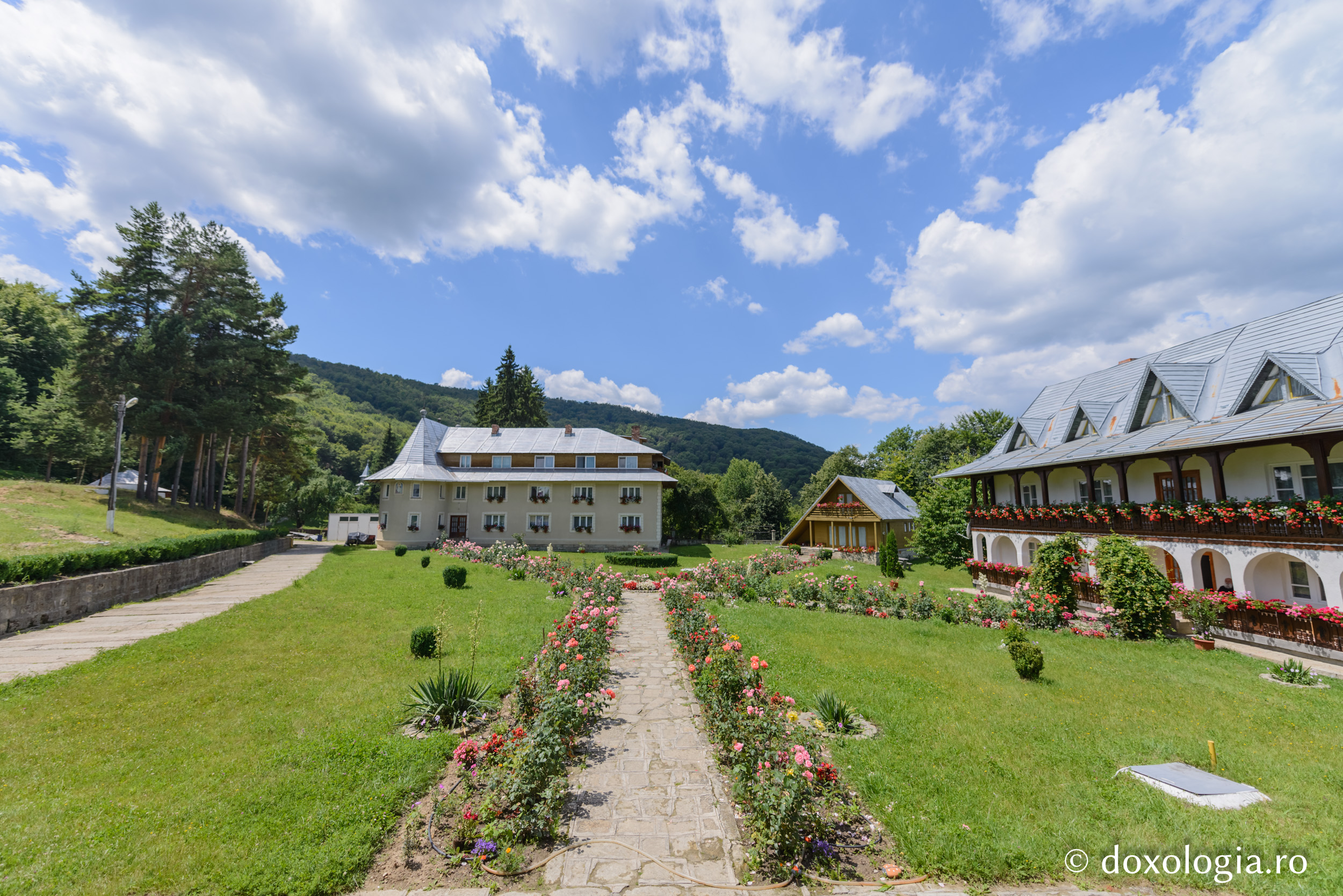 Foto: pr. Silviu Cluci Măgura Ocnei, mănăstirea eroilor din primul război mondial