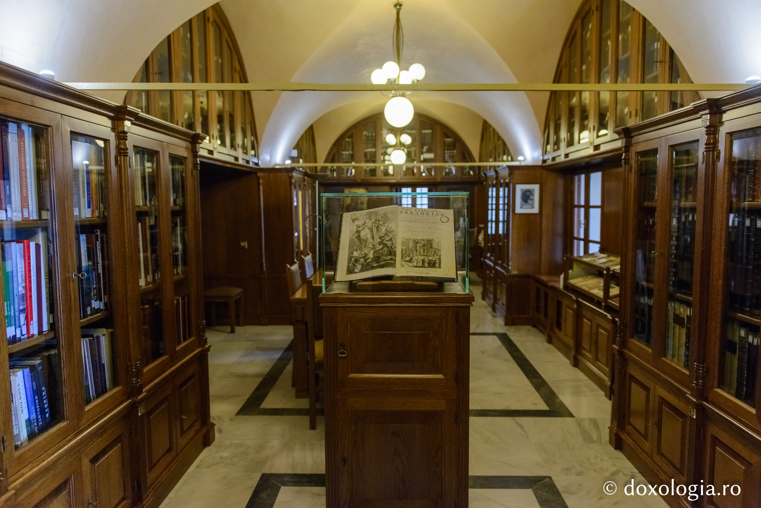 (Foto) Preumblare printre rafturile bibliotecii Mănăstirii Simonos Petra – Athos