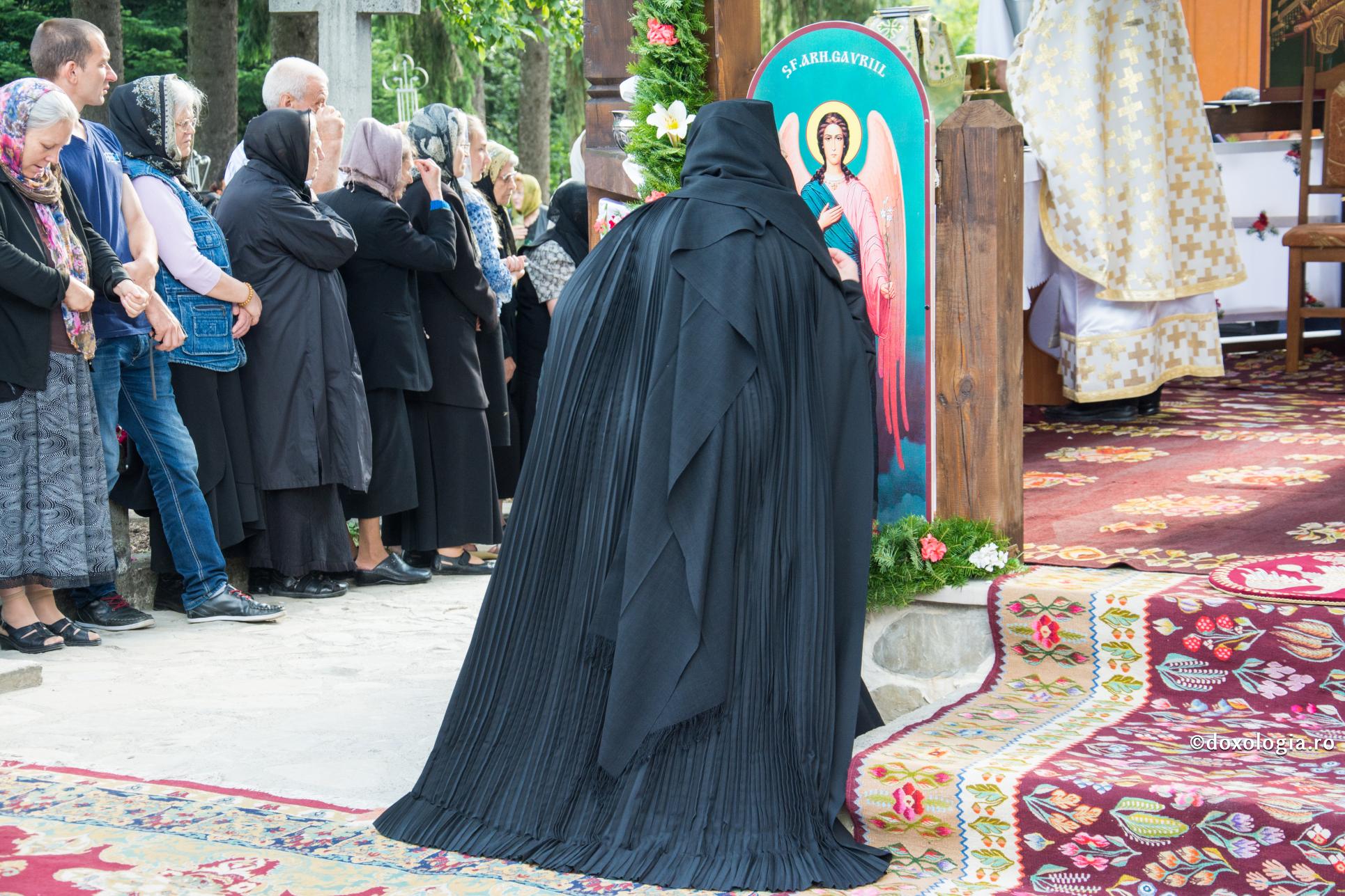 maică purtând mantie