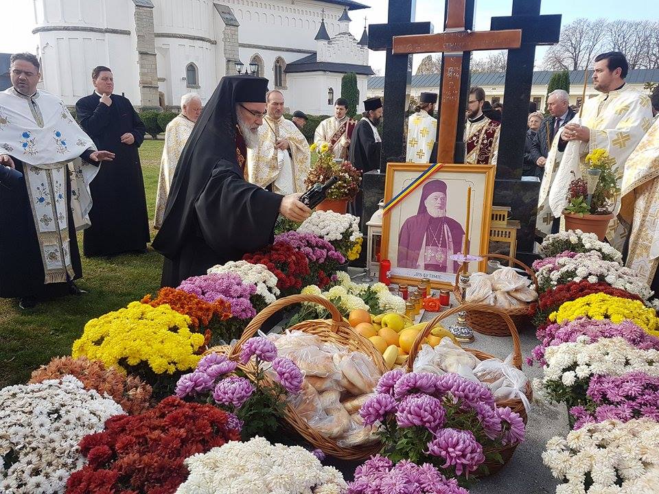 Rugăciuni pentru Arhiepiscopul Eftimie la Roman