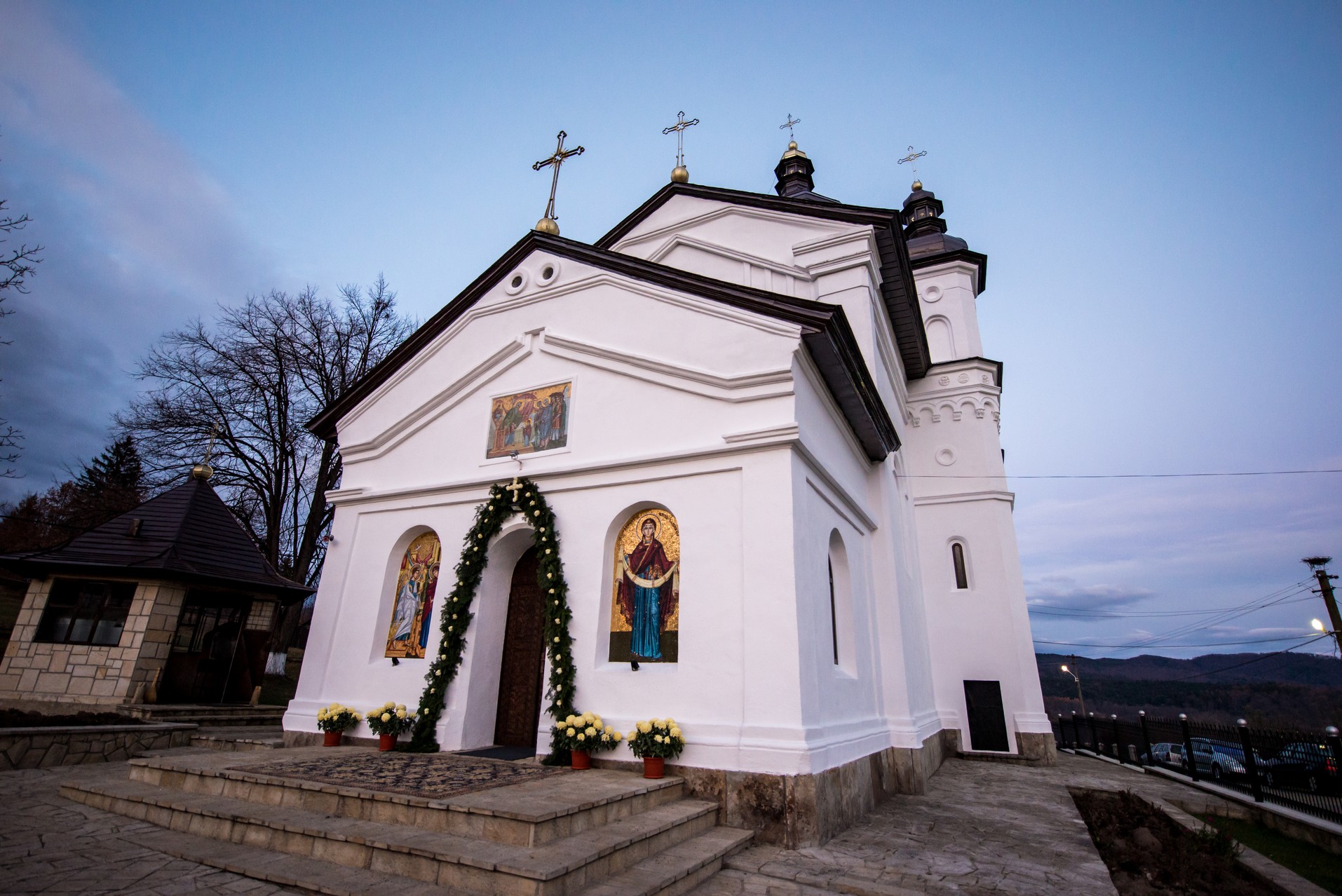 Preasfințitul Părinte Calinic Botoșăneanul, la hramul Schitului Vovidenia-Neamț: „Intrarea Maicii Domnului în biserică anticipează intrarea noastră în Biserică prin Sfintele Taine”