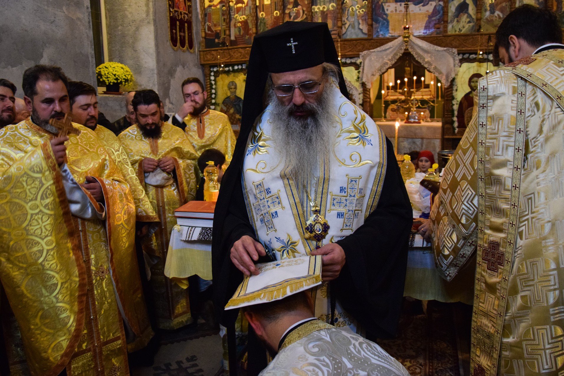 IPS Părinte Teofan, la Cerchejeni: „Cea mai mare rană sufletească este faptul că nu ne iubim îndeajuns unii pe alții”