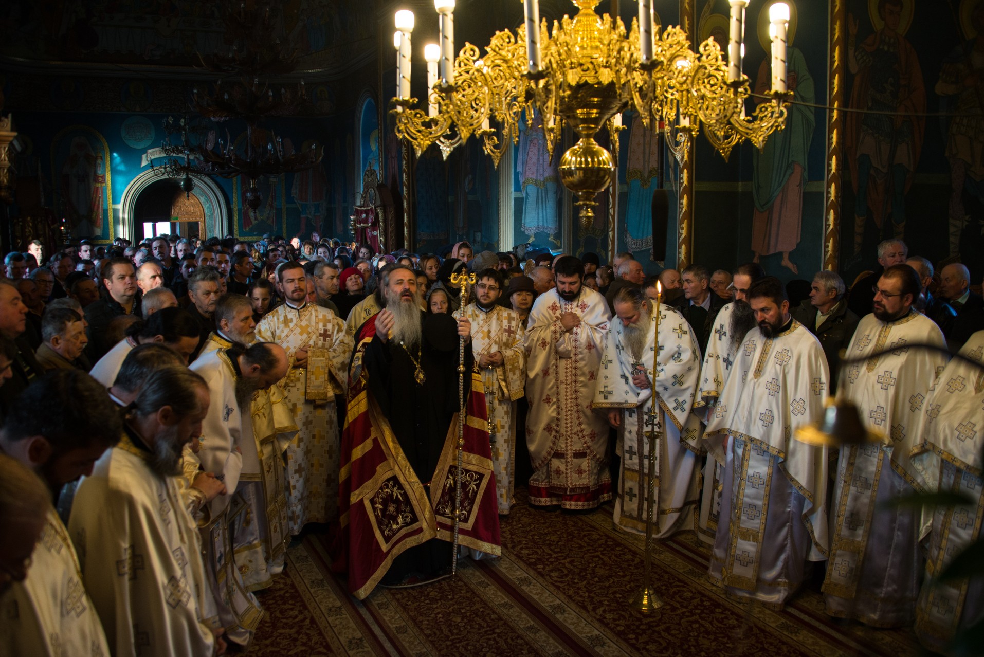 Foto: Tudorel Rusu Mitropolitul Teofan, la Parohia Hangu: „Omule, pe cine ai în inima ta, acela este dumnezeul tău”