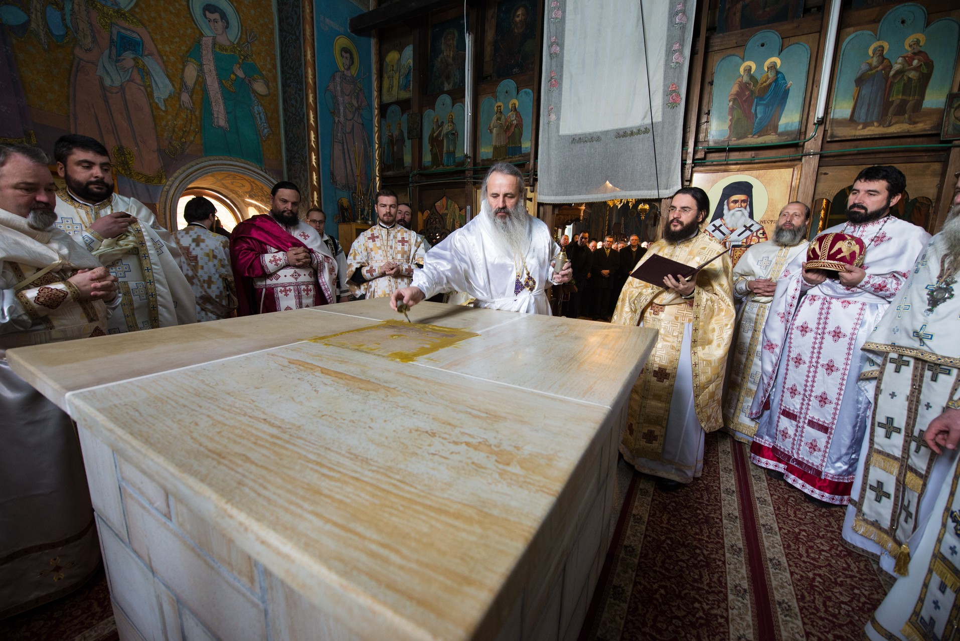 Resfințirea Sfintei Mese și Liturghie arhierească la Parohia „Sfinții Apostoli Petru și Pavel” - Hangu (galerie FOTO)
