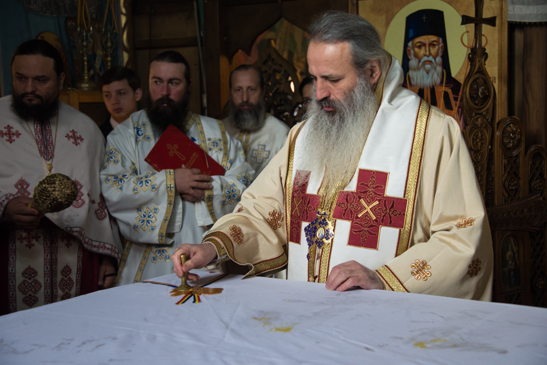 Foto: Tudorel Rusu Mitropolitul Teofan, la Parohia Hangu: „Omule, pe cine ai în inima ta, acela este dumnezeul tău”