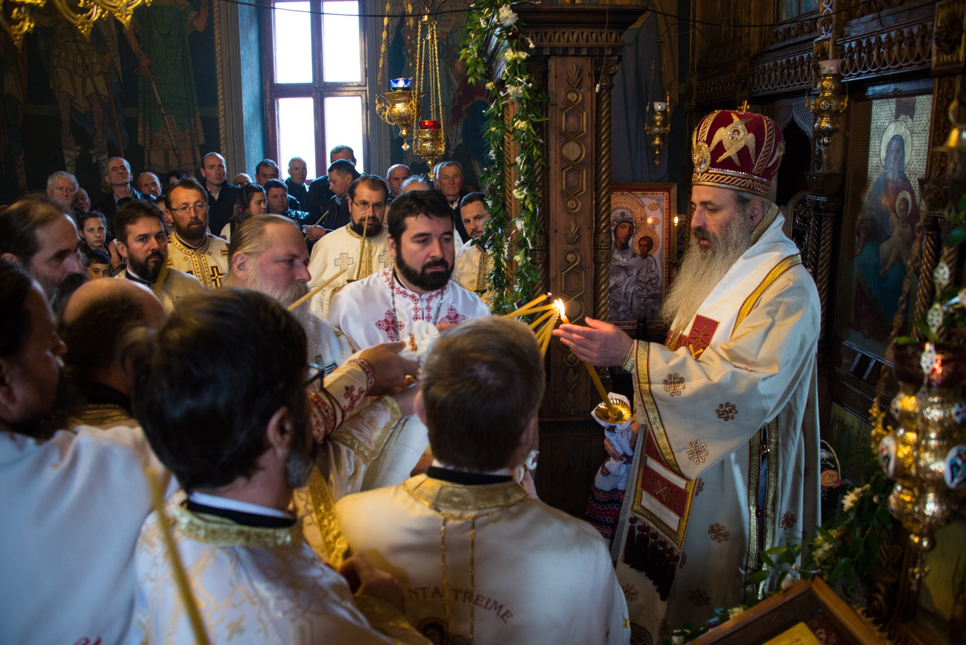 Foto: Tudorel Rusu Mitropolitul Teofan, la Parohia Hangu: „Omule, pe cine ai în inima ta, acela este dumnezeul tău”