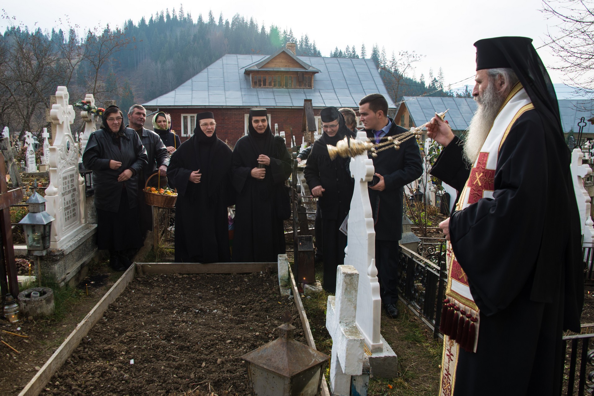 Foto: Tudorel Rusu Mitropolitul Teofan, la Parohia Hangu: „Omule, pe cine ai în inima ta, acela este dumnezeul tău”