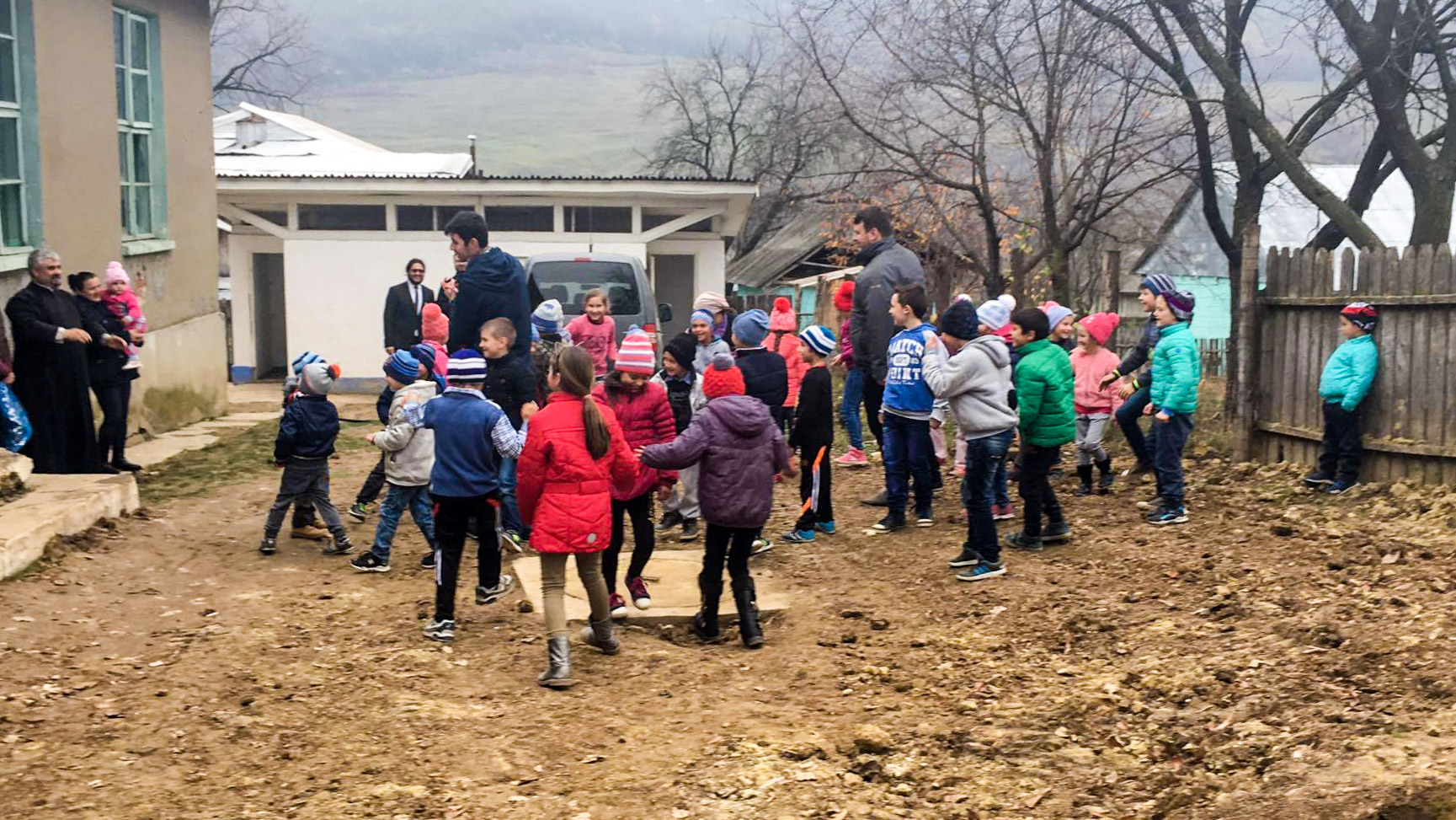 Mobilier nou pentru școala din Piscul Rusului