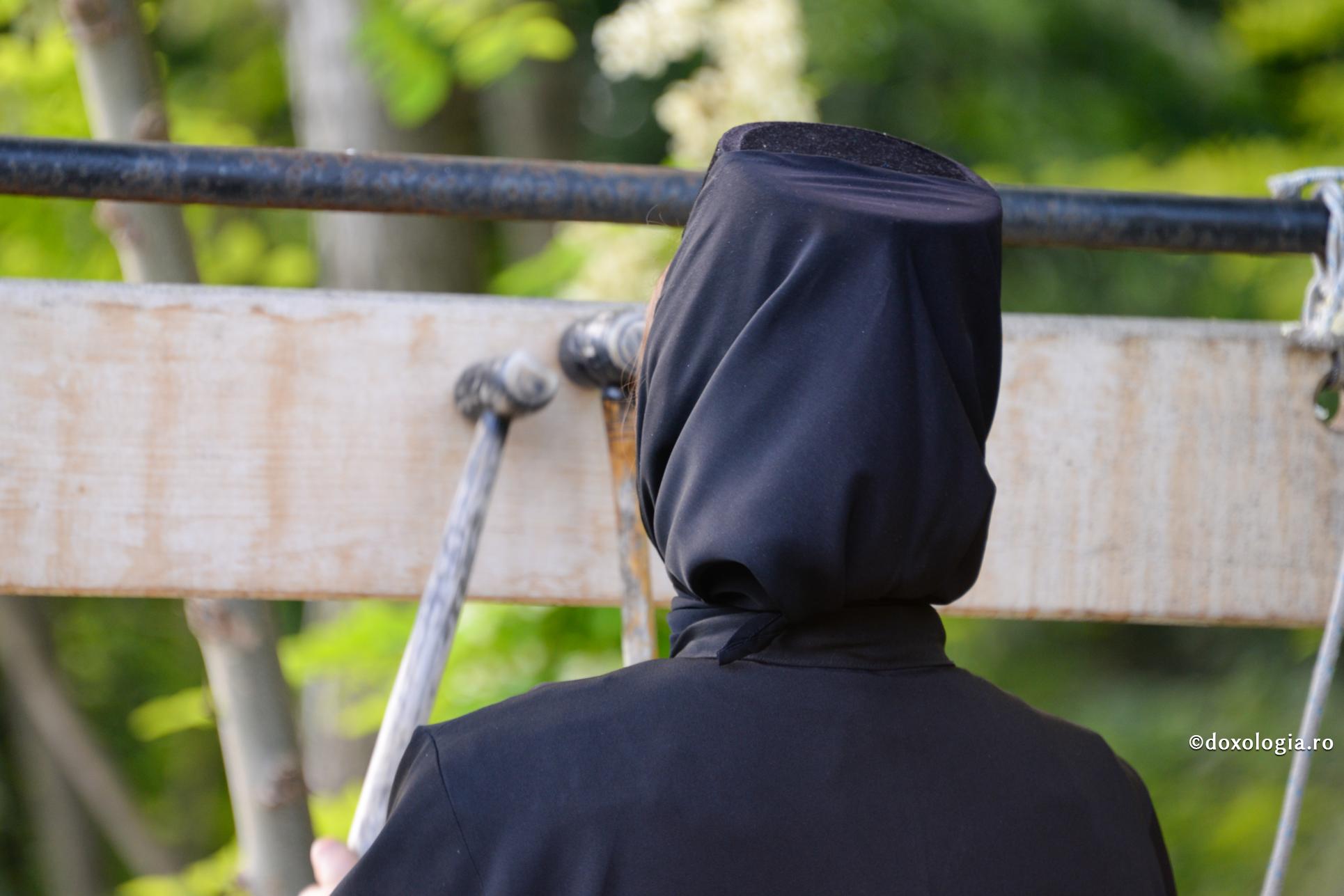 maică bătând toaca