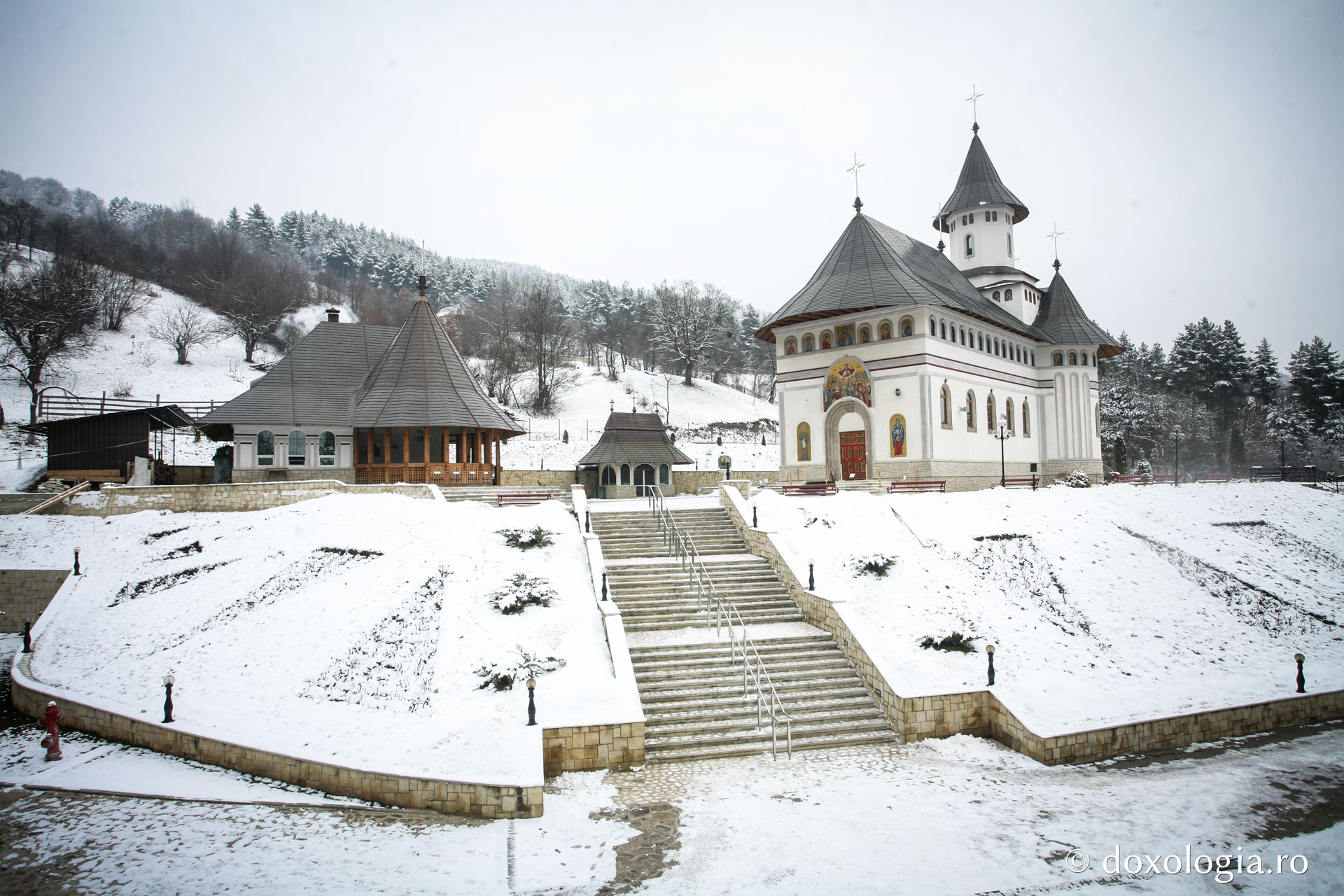 Biserica nouă a Mănăstirii Pângăraţi (galerie FOTO)