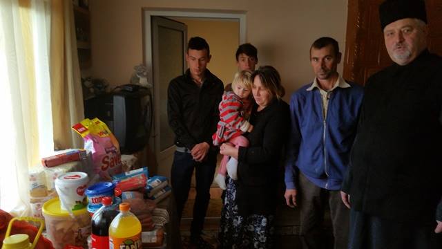 Peste 9 tone de alimente oferite de Arhiepiscopia Iaşilor familiilor numeroase din Judeţele Iaşi Botoşani şi Neamţ în perioada Crăciunului