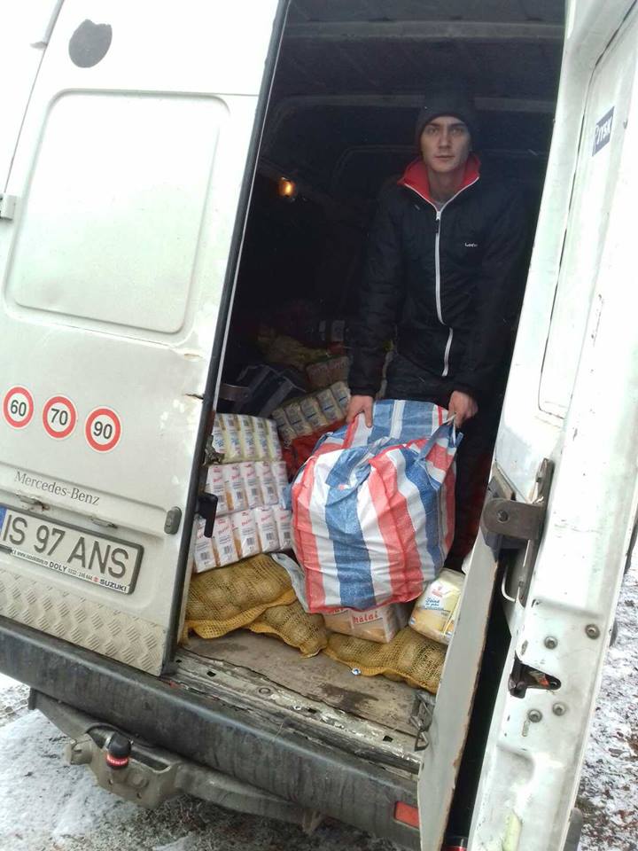 Peste 9 tone de alimente oferite de Arhiepiscopia Iaşilor familiilor numeroase din Judeţele Iaşi Botoşani şi Neamţ în perioada Crăciunului