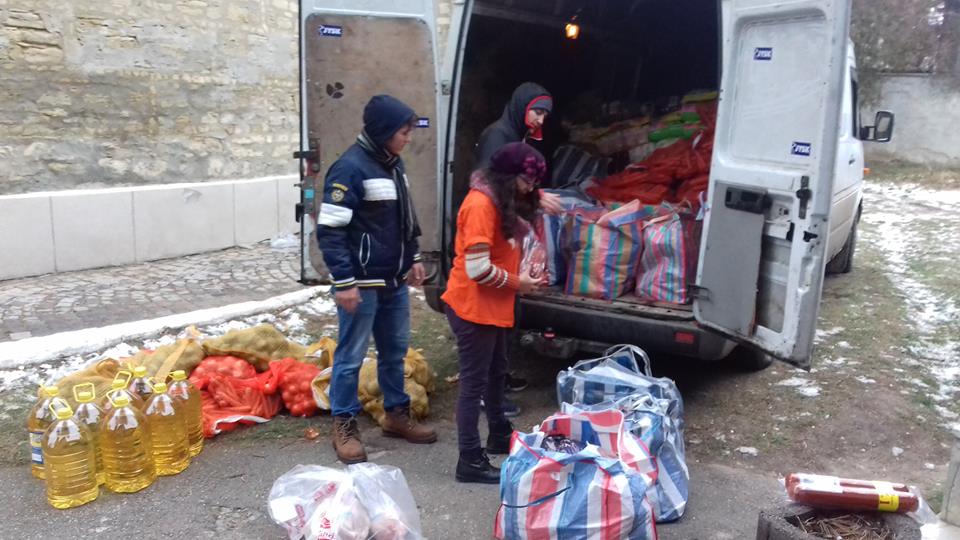 Peste 9 tone de alimente oferite de Arhiepiscopia Iaşilor familiilor numeroase din Judeţele Iaşi Botoşani şi Neamţ în perioada Crăciunului
