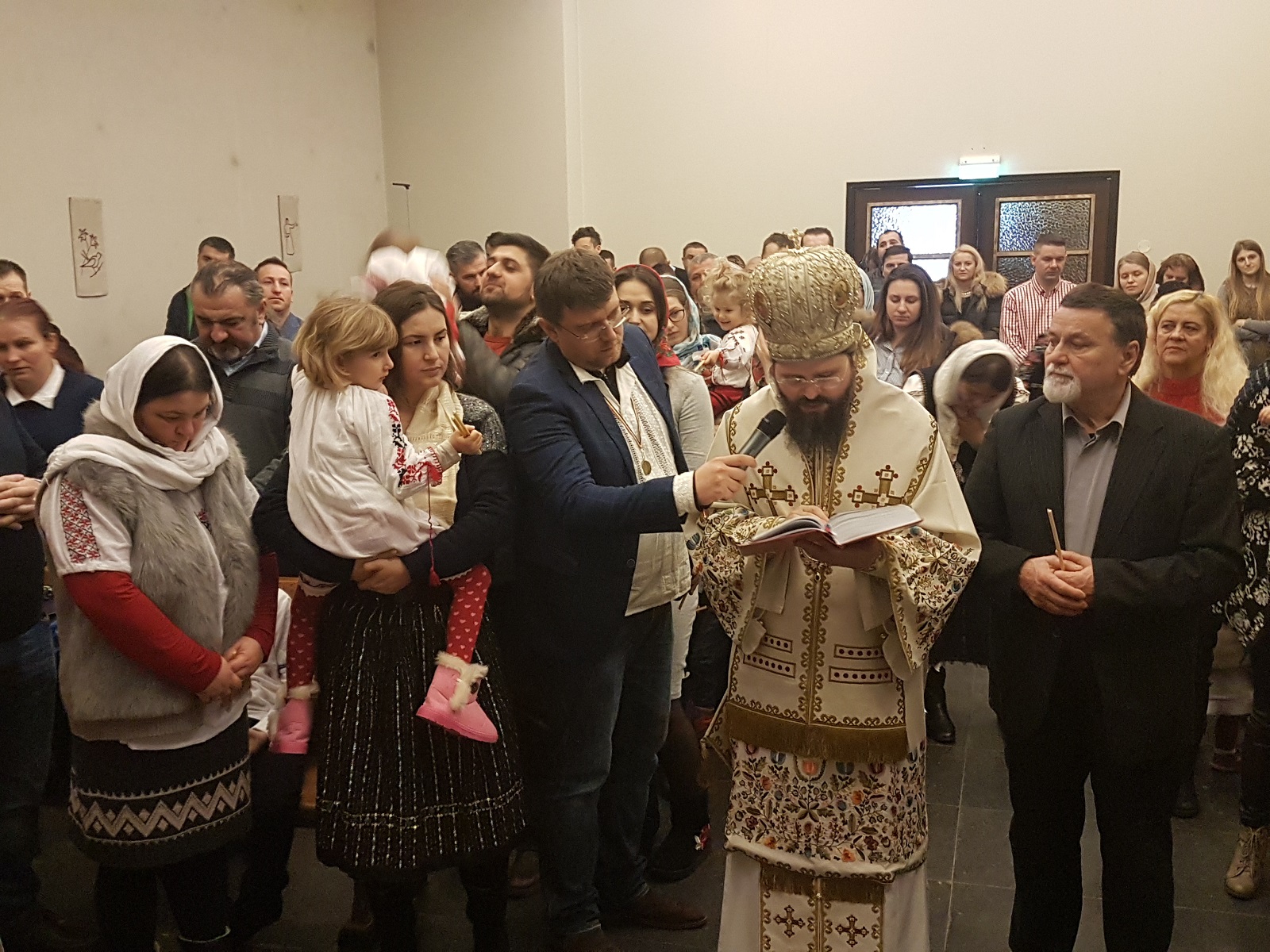 Preasfințitul Părinte Episcop Macarie Drăgoi colindă de Crăciun românii de dincolo de Cercul Polar