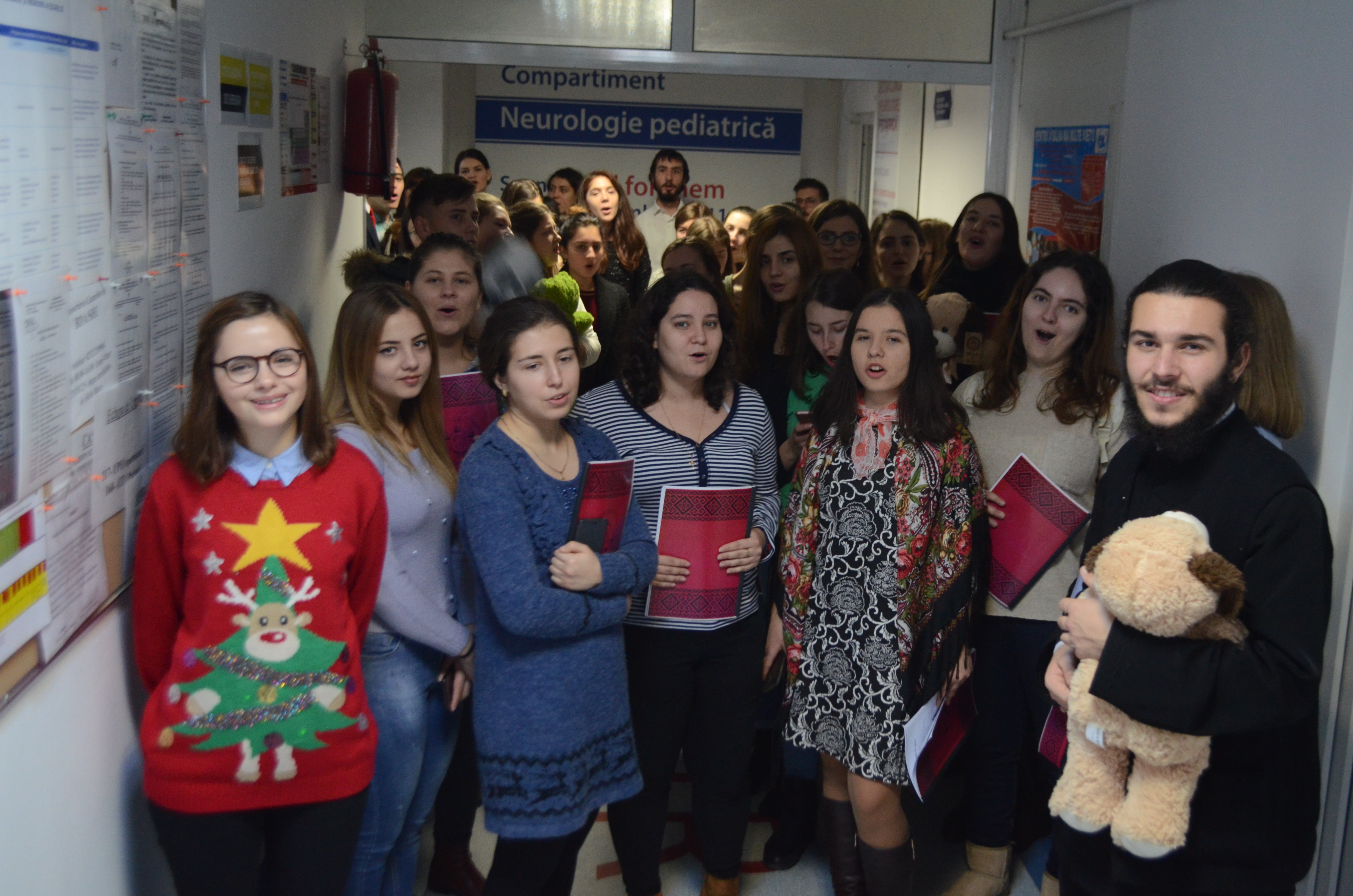 Finalul campaniei „Moş Crăciun prin spital“, organizată de ASCOR Iaşi