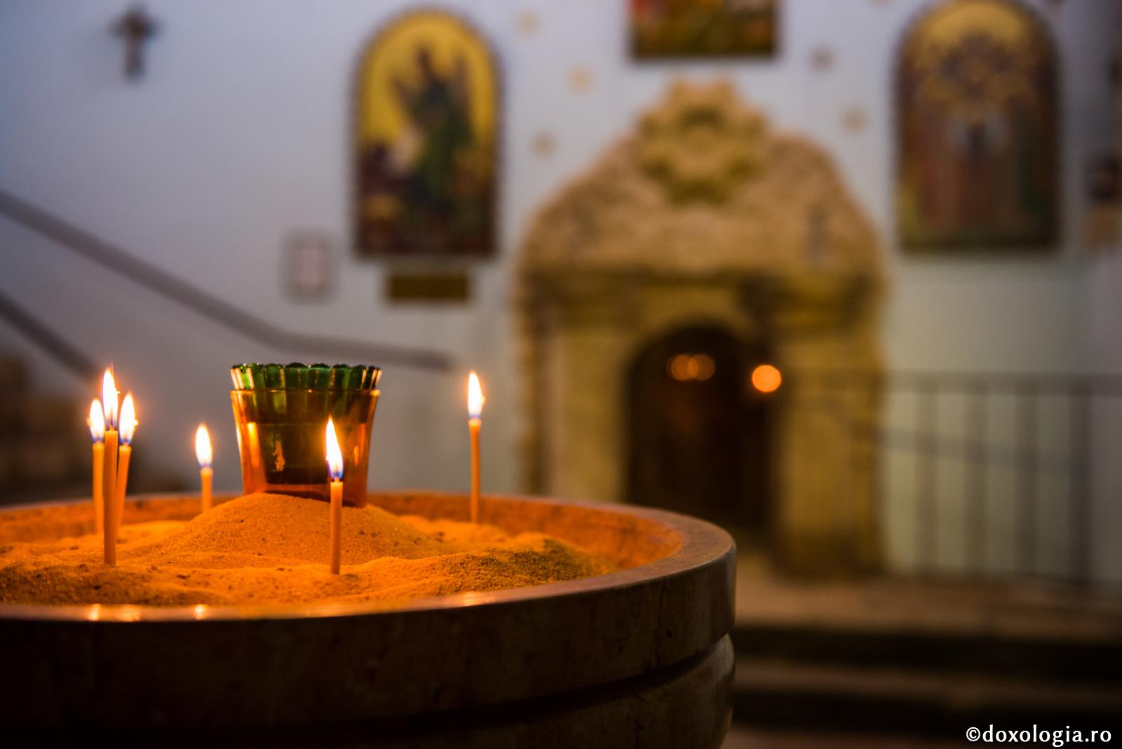 Foto: Oana Nechifor Părintele Episcop Macarie Drăgoi: „Îi mulțumim Regelui Mihai pentru prezența sa nobilă, discretă și demnă printre noi și ne rugăm pentru odihna sufletului său”