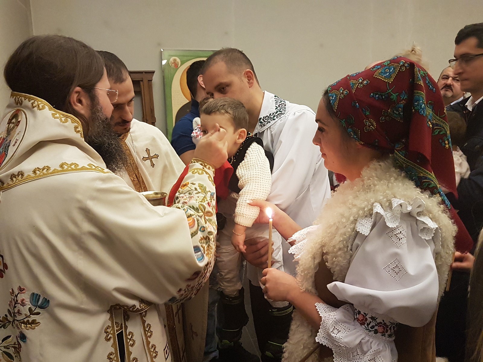 Preasfințitul Părinte Episcop Macarie Drăgoi colindă de Crăciun românii de dincolo de Cercul Polar