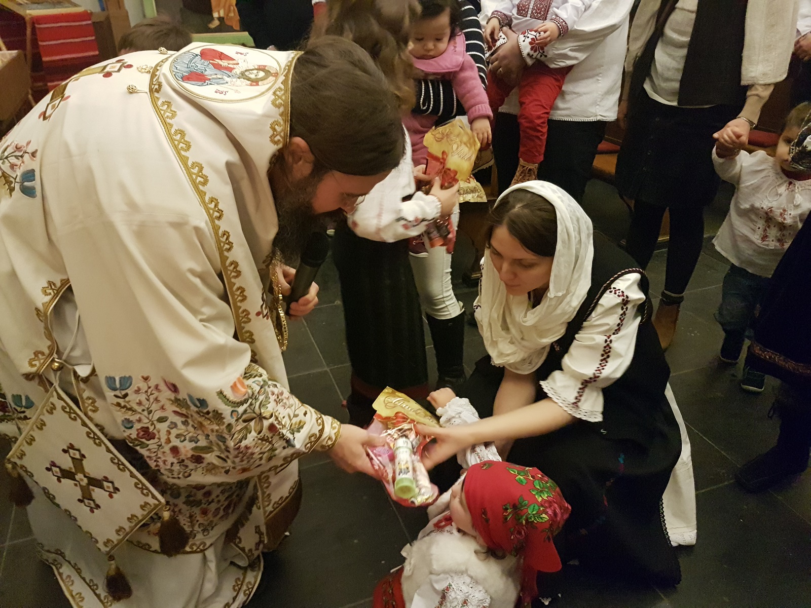 Preasfințitul Părinte Episcop Macarie Drăgoi colindă de Crăciun românii de dincolo de Cercul Polar