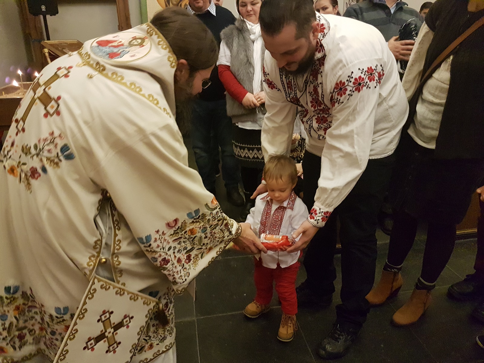 Preasfințitul Părinte Episcop Macarie Drăgoi colindă de Crăciun românii de dincolo de Cercul Polar