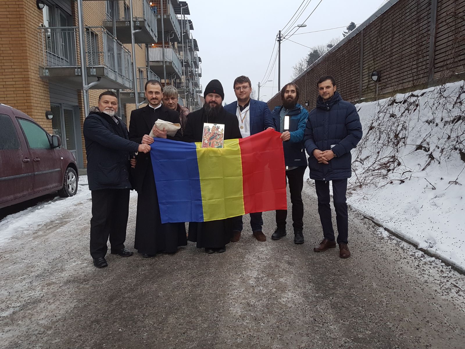 Preasfințitul Părinte Episcop Macarie Drăgoi colindă de Crăciun românii de dincolo de Cercul Polar