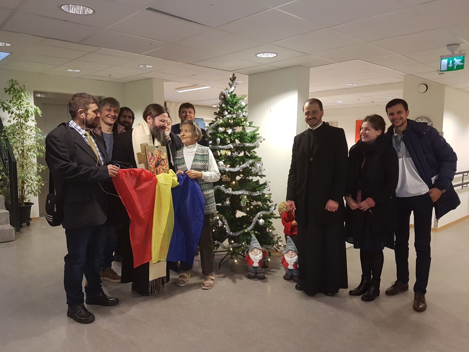 Preasfințitul Părinte Episcop Macarie Drăgoi colindă de Crăciun românii de dincolo de Cercul Polar