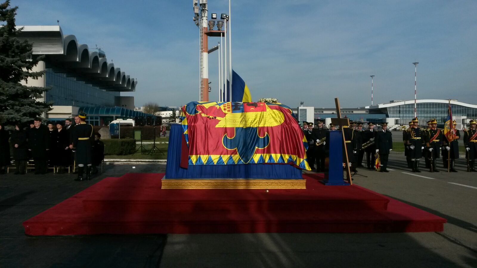 Trupul Regelui Mihai I al României a ajuns în ţară