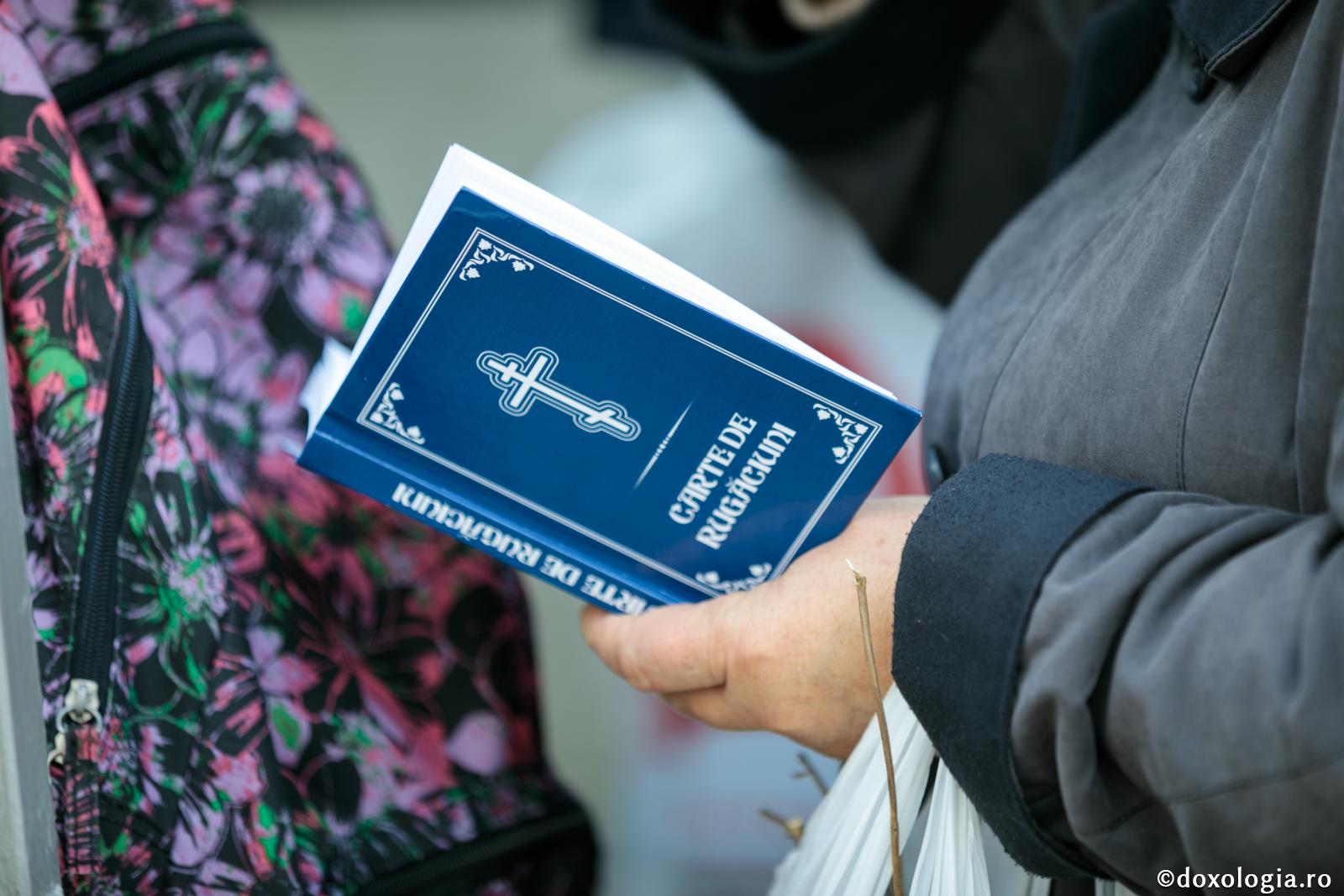 carte de rugăciuni în mână