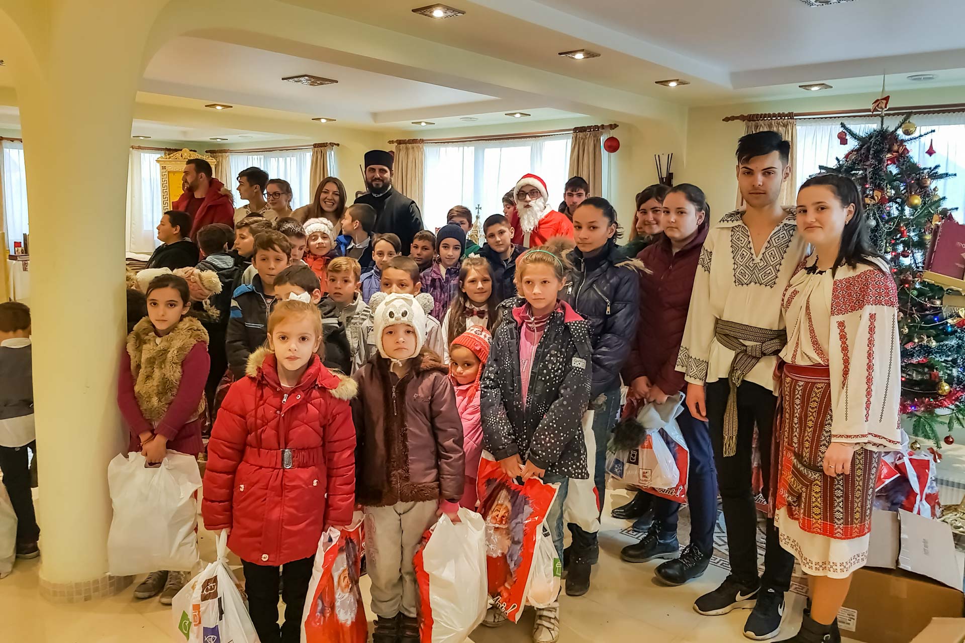 În prag de Crăciun, copiii din Parohia Chilişoaia au primit daruri din suflet de copil