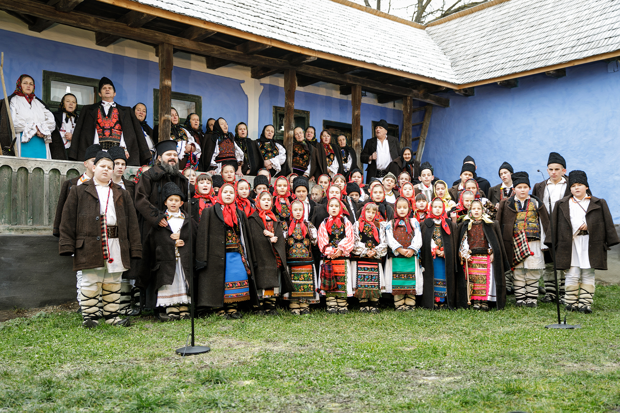 (Video) „Cam pe lângă vale” – colindători de pe Valea Țibleșului