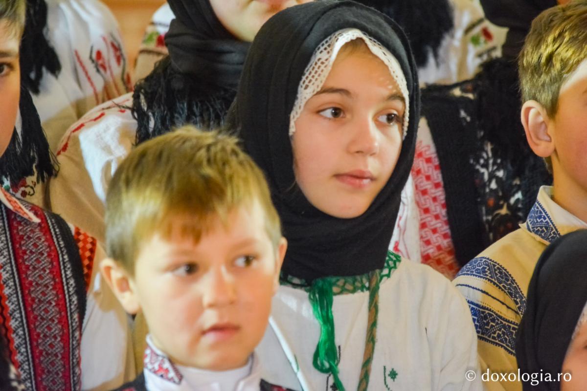 (Video) „Larg deschideți poarta” - Grupul de colindători de la Parohia Vorona Mare