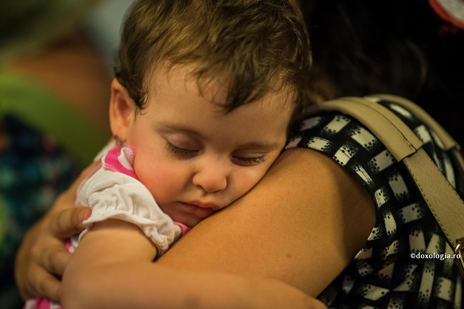 Nu călcați în picioare încrederea copiilor cu promisiuni zadarnice sau cu amenințări / Foto: Oana Nechifor copil dormind în brațe