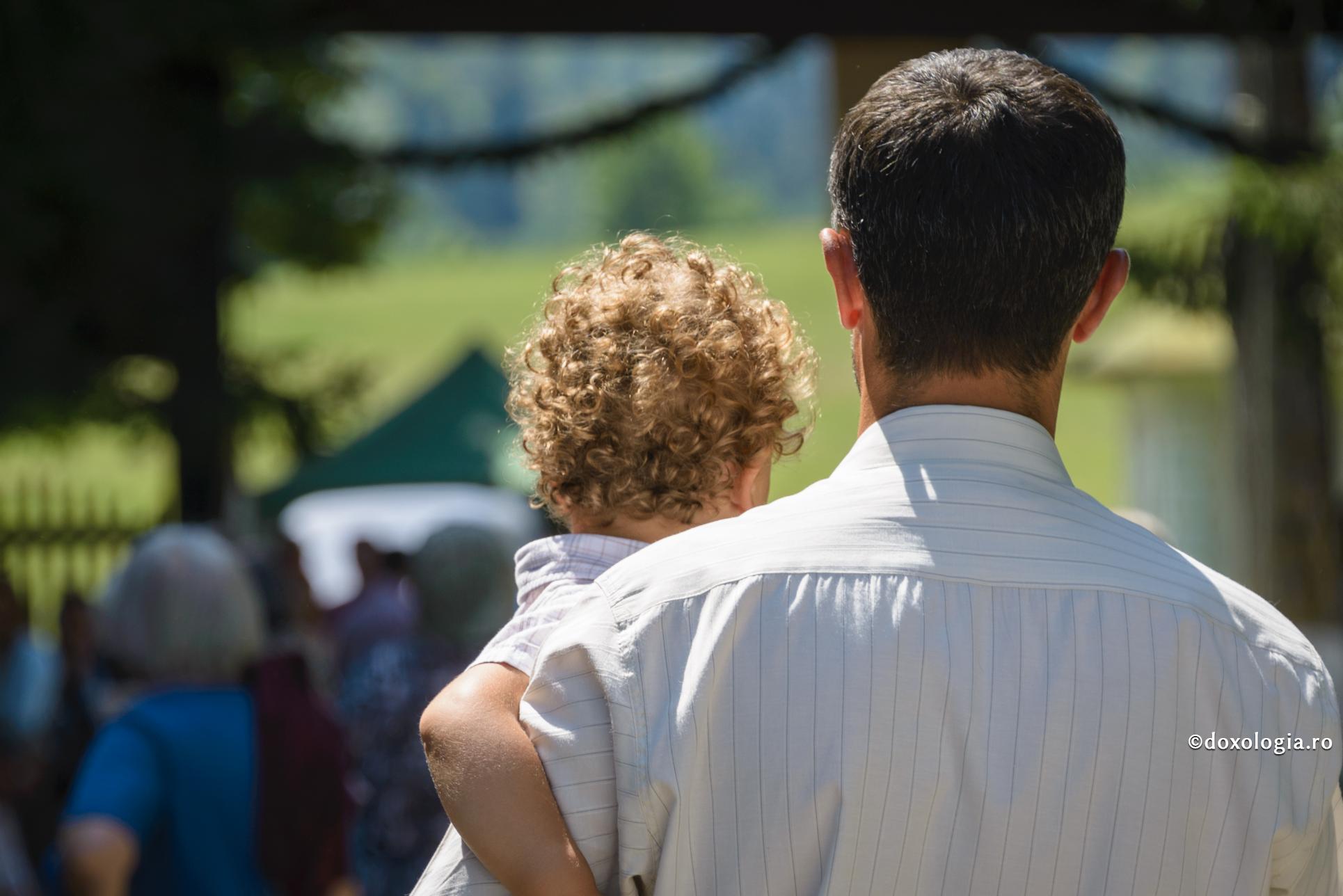 tată cu copilul în brațe