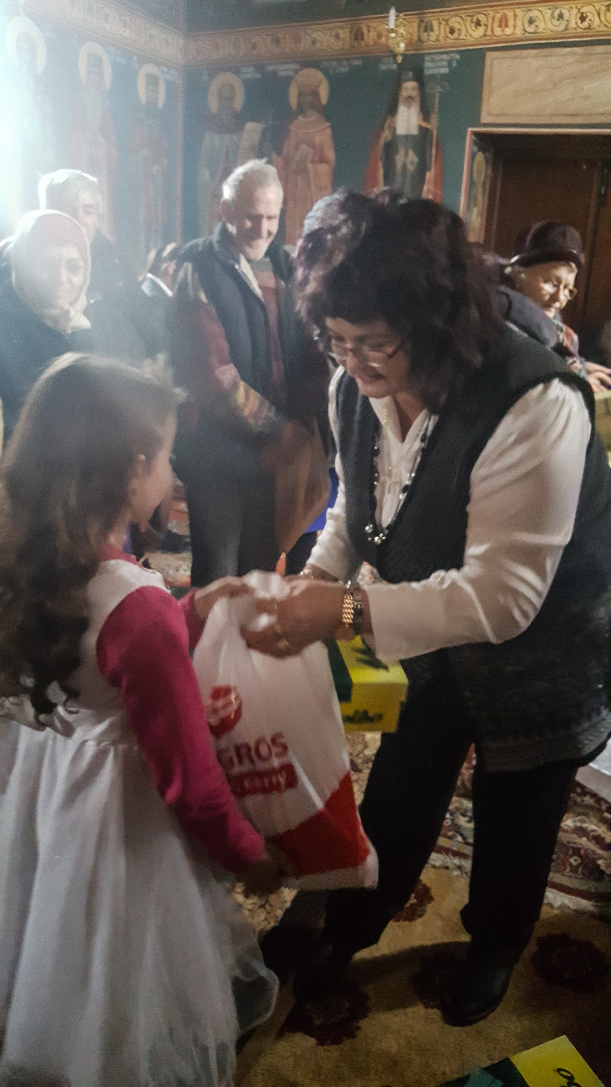 Daruri pentru copiii din Parohia Stânca Roznovanu