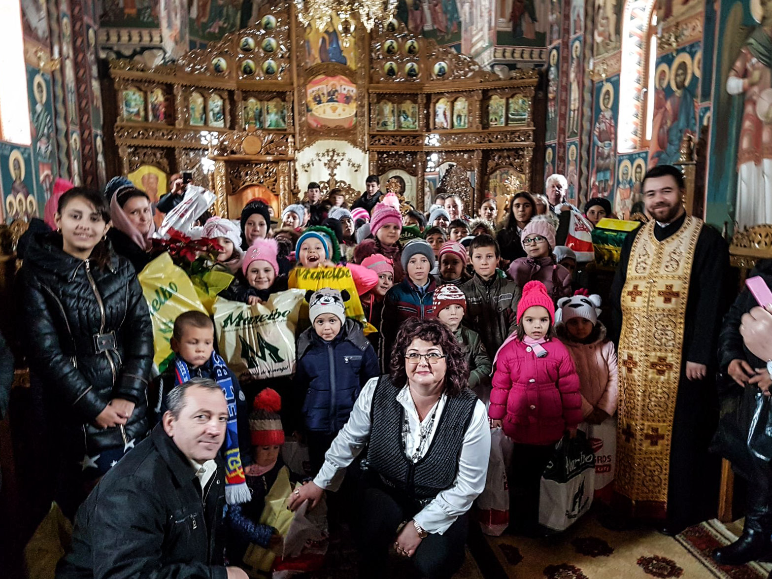 Daruri pentru copiii din Parohia Stânca Roznovanu