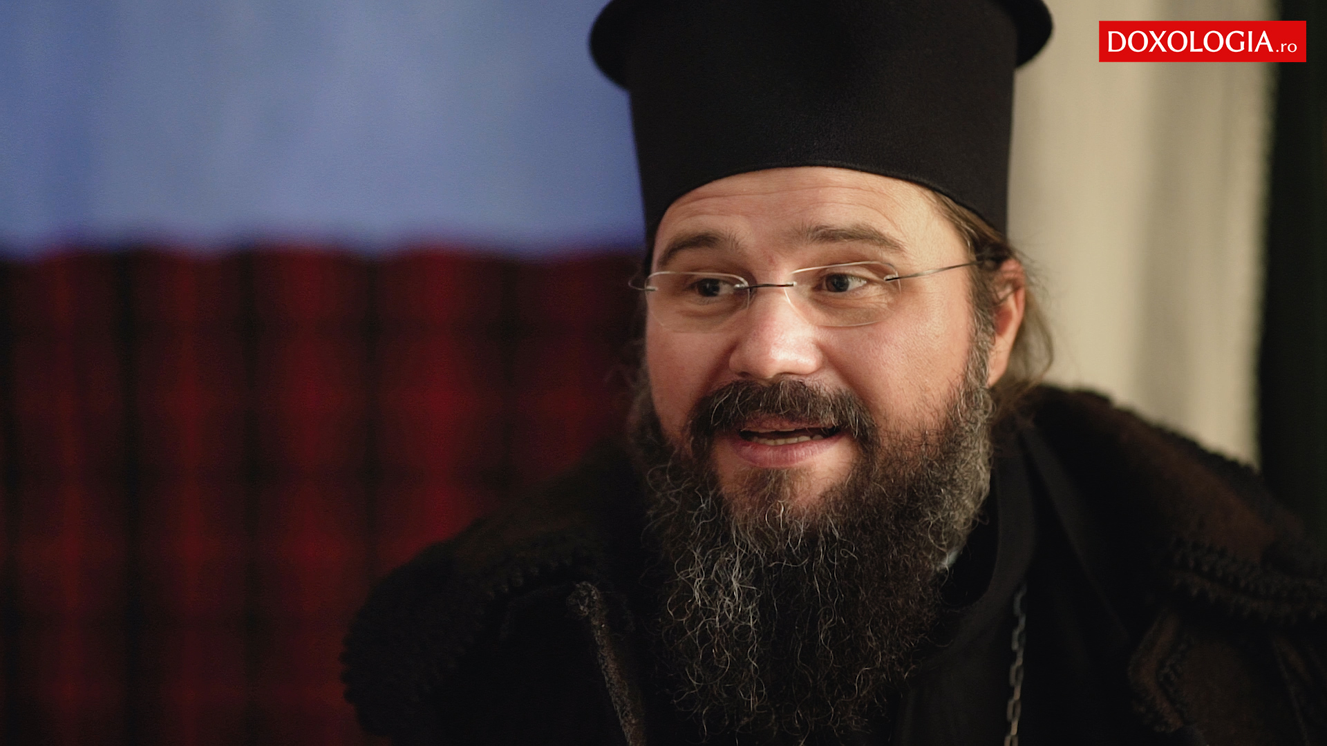 (Video)  „Să fii, gazdă, vesălos/ Că L-ai primit pe Hristos!” – Preasfințitul Macarie ne colindă