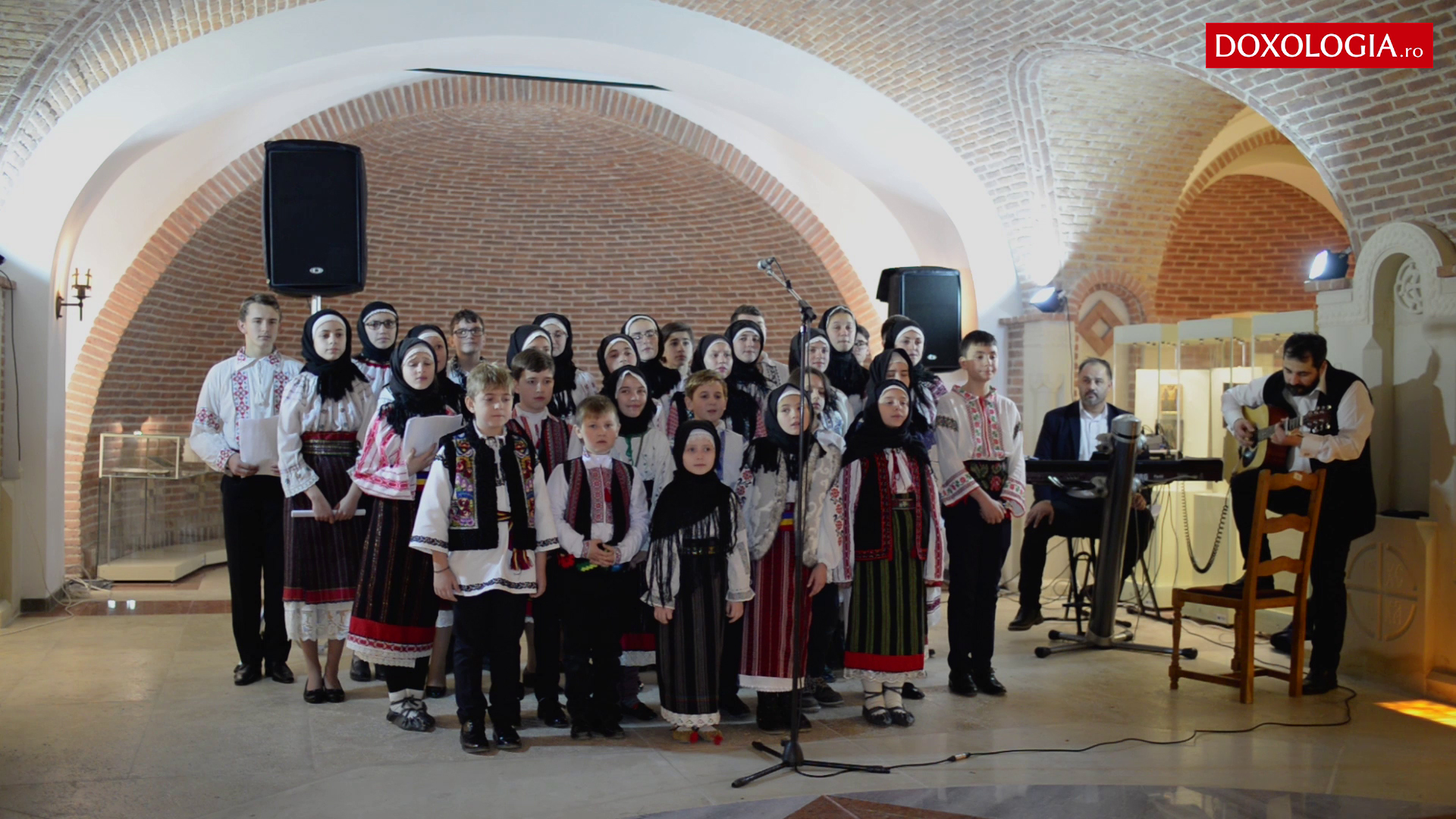 (Video) Trei sferturi în cer (versuri de Mădălina Amon) - Grupul de colindători ai Parohiei Vorona Mare