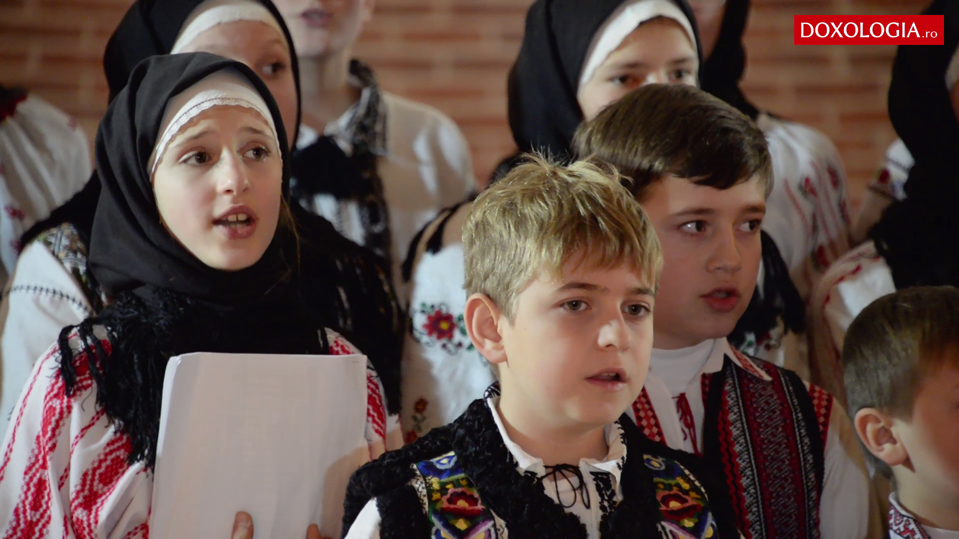 (Video) Pe la case luminate (versuri de Maria Gheorghiu) - Grupul de colindători ai Parohiei Vorona Mare