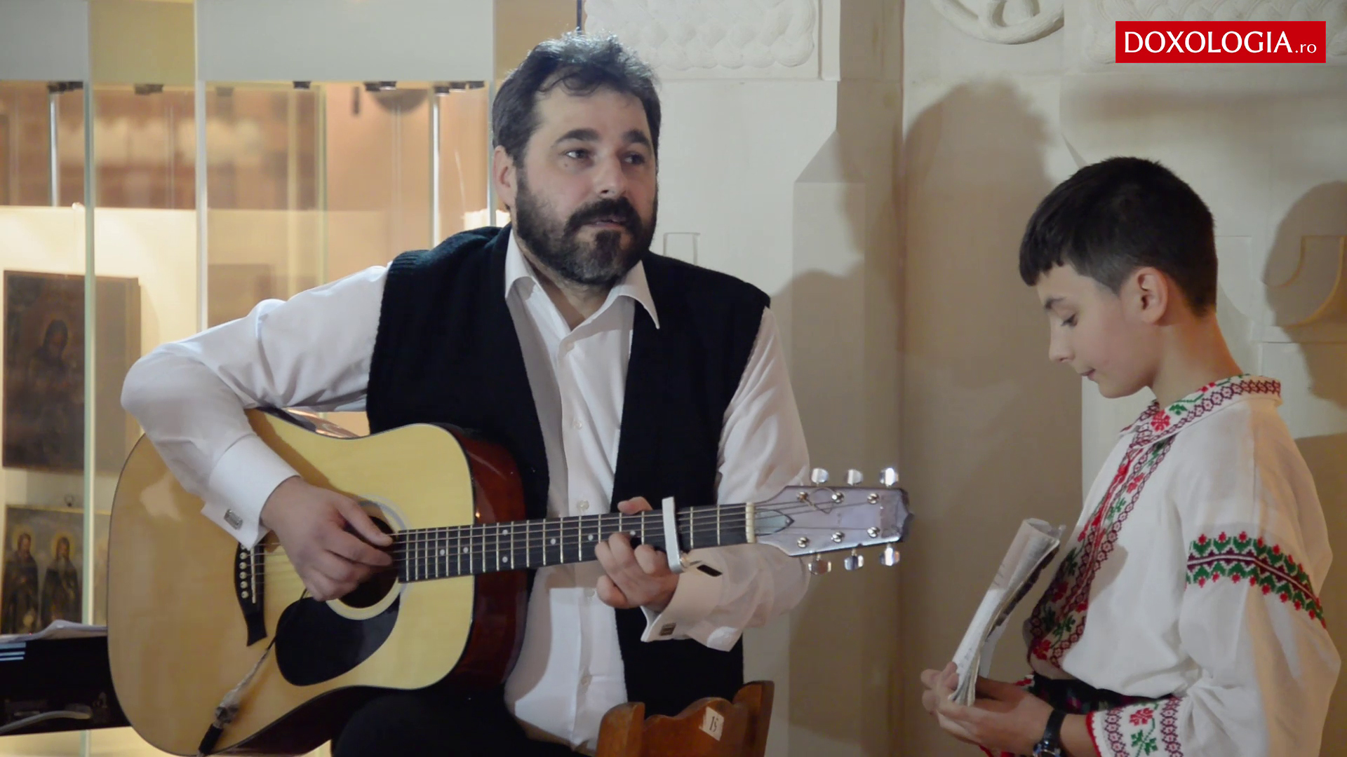 (Video) Iisus în celulă (versuri de Radu Gyr) - Grupul de colindători ai Parohiei Vorona Mare