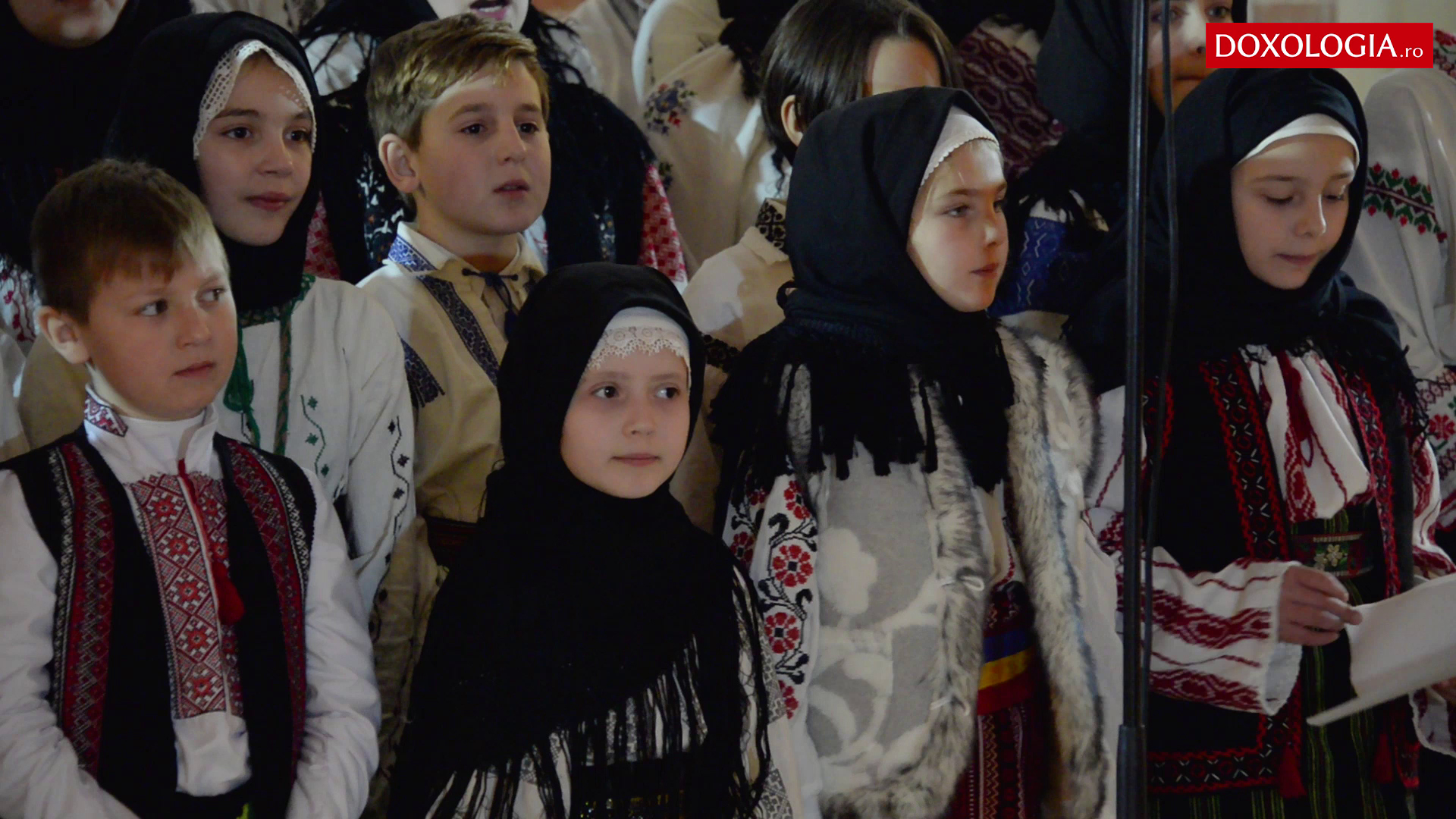 (Video) „Dă Doamne iarnă” (versuri de Tatiana Stepa) - Grupul de colindători ai Parohiei Vorona Mare