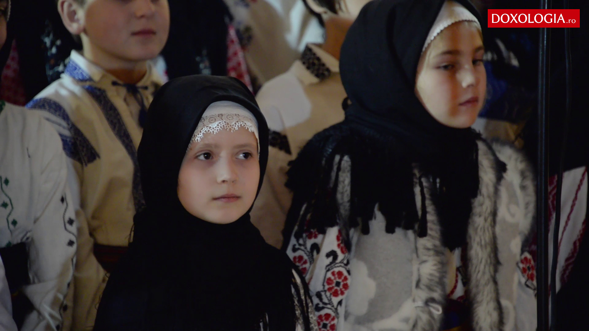 (Video) Grupul de colindători ai Parohiei Vorona Mare - „Colindul colindelor” (versuri de Adrian Păunescu)