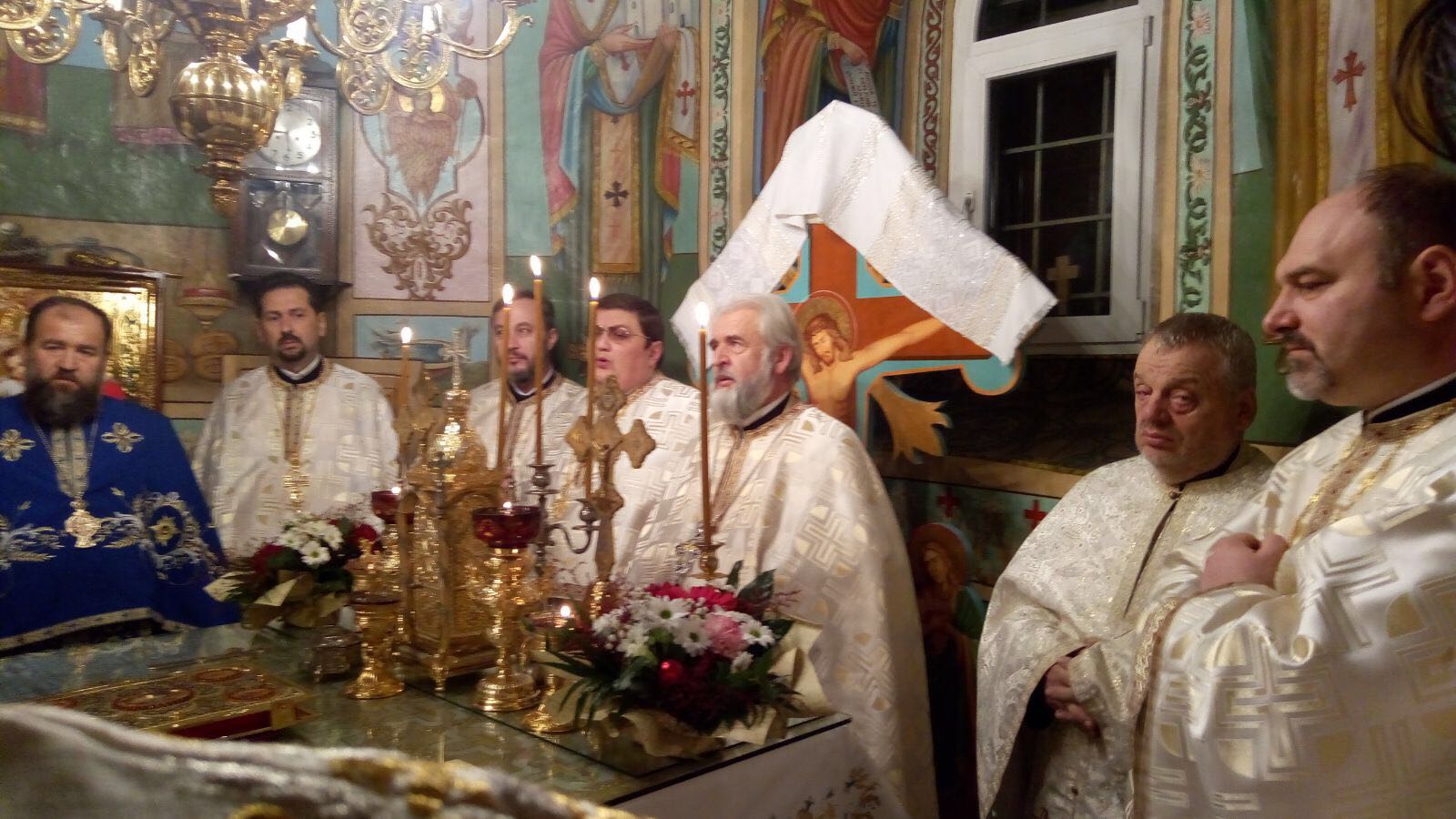 Sfântul Nicolae serbat de sute de credincioşi la poalele Cozlei