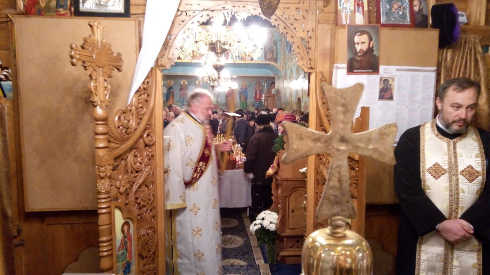 Sfântul Nicolae serbat de sute de credincioşi la poalele Cozlei