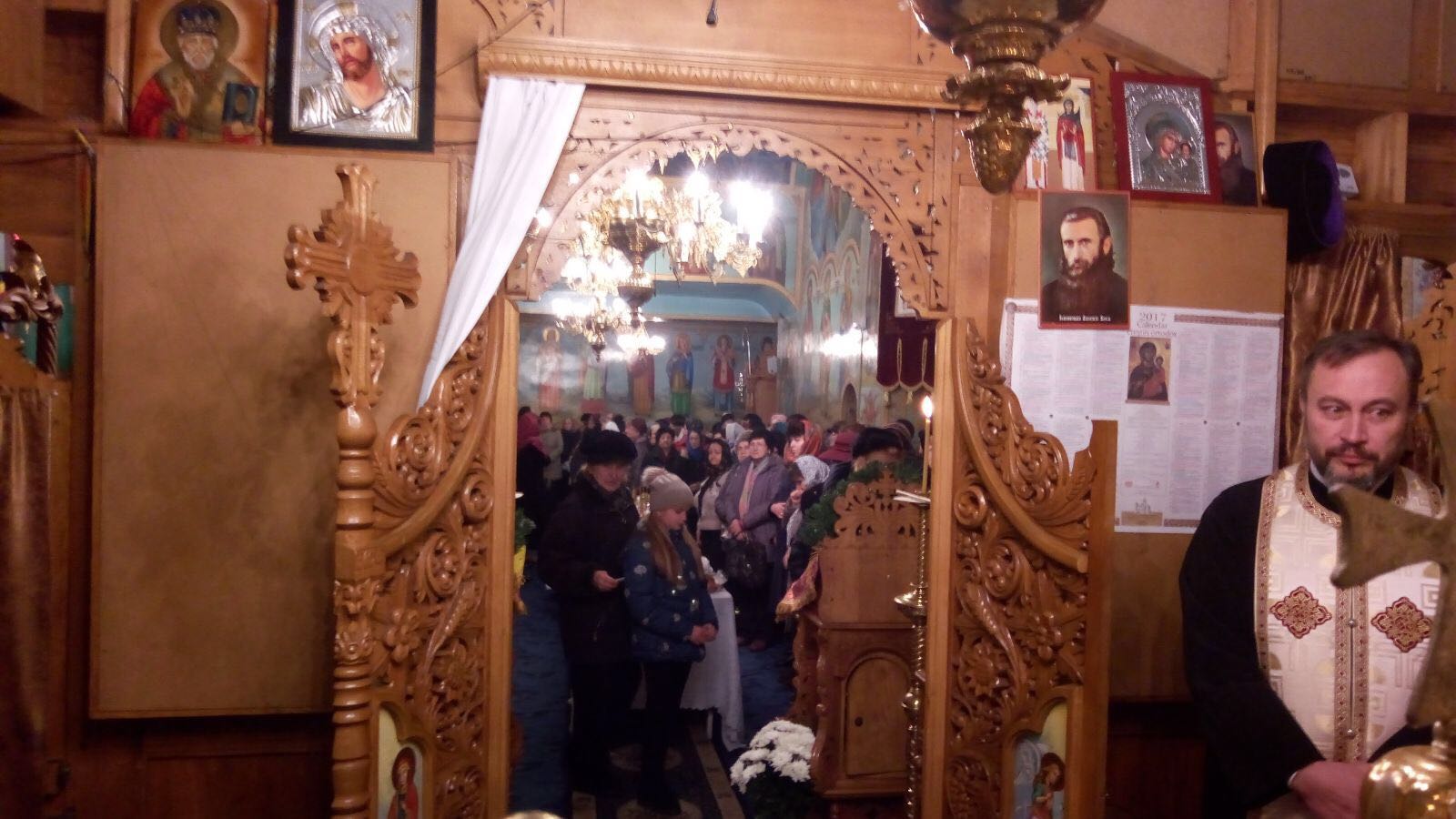 Sfântul Nicolae serbat de sute de credincioşi la poalele Cozlei