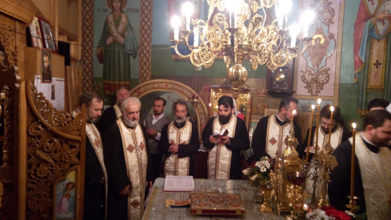 Sfântul Nicolae serbat de sute de credincioşi la poalele Cozlei